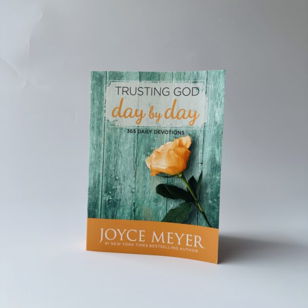 Trusting God Day by Day: 365 Daily Devotions