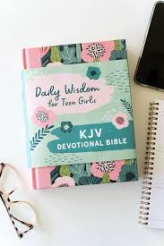 Daily Wisdom for Teen Girls KJV Devotional Bible: King James Version, Blush Rainforest